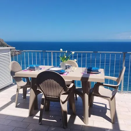 - Vista Al Mar